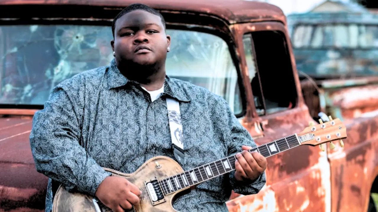 Christone Kingfish Ingram tocando guitarra